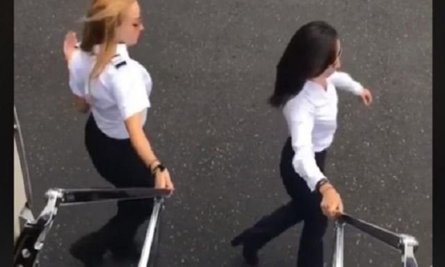 بالفيديو .. فتاتين تحولان رقصة الـ ”كيكي” من السيارة إلى الطائرة
