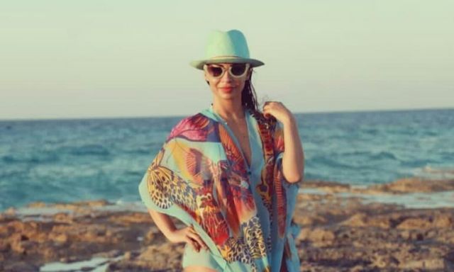 دوللي شاهين تخضع لجلسة تصويرية جديدة علي شاطئ البحر