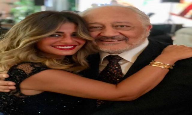 منة فضالي تنشر صورة برفقة خالد زكي من حفل زفاف نجله