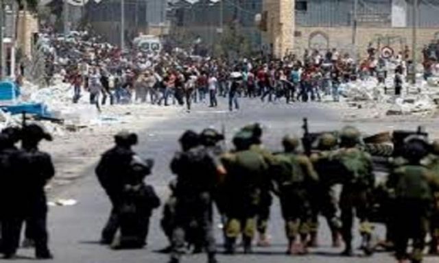 عشرات الفلسطينيين يتظاهرون في ”رام الله” بعد وقف أمريكا تمويل ”الأونورا”