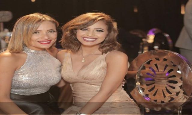 ريم البارودي تنشر صورة برفقة رنا سماحة من حفل زفاف مينا عطا