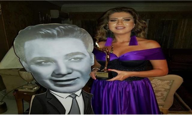 رانيا فريد شوقي تحتفل بجائزة التميز عن دورها في مسلسل ”عوالم خفية” مع الملك