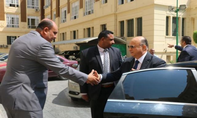 محافظ القاهرة يوقف رئيس حي شبرا عن العمل بعد وفاة 3 في انهيار عقار
