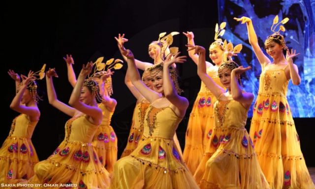 الرقص والغناء شعار احتفال يونان الصينية بعيدهم فى الساقية