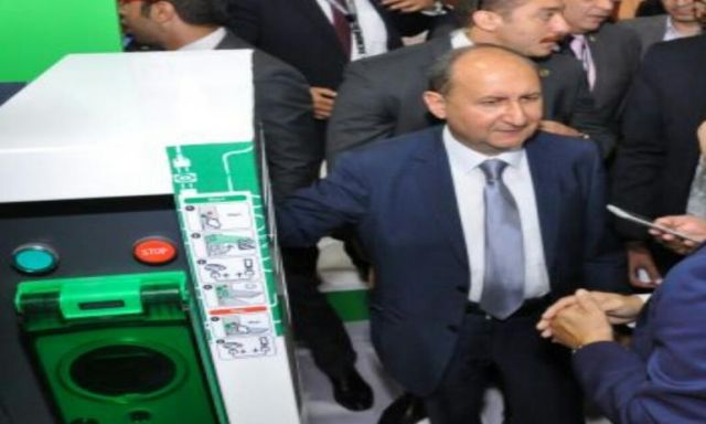 وزير التجارة والصناعة يتفقد جناح شنايدر إليكتريك في معرض ”أوتوماك فورميلا” الدولي للسيارات