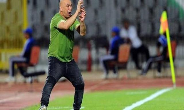 حسام حسن يعنف لاعبي المصري أمام فيتا كلوب