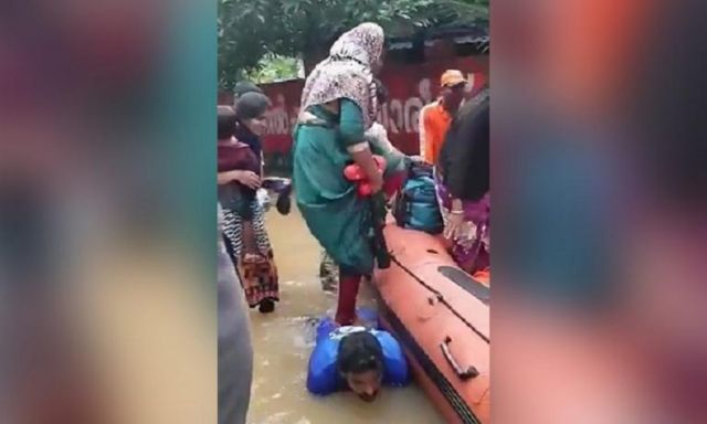 تكريم صياد هندي جعل جسده سلم لمساعدة النساء وقت الفيضان