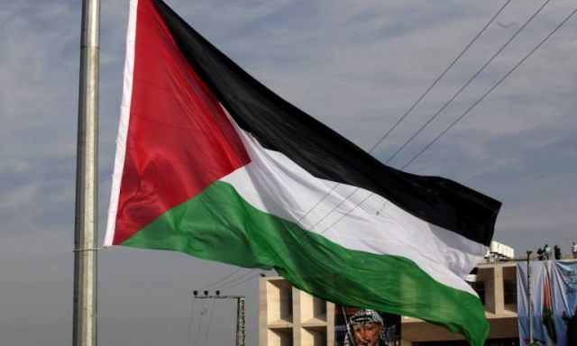 إنزال العلم الفلسطيني من أعلى مبنى مقر بعثة منظمة التحرير الفلسطينية بواشنطن