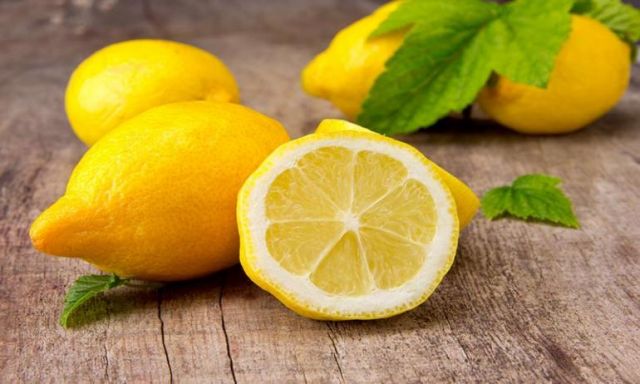 الليمون وجوز الهند للتخلص من قشرة الشعر