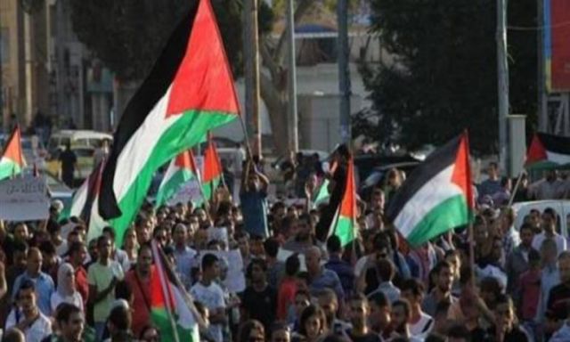 آلاف الفلسطينيين يتظاهرون رفضًا لقانون ”الضمان الاجتماعي”