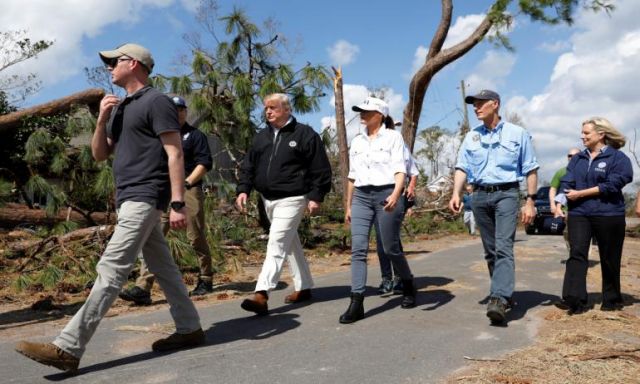 بالصورة .. دونالد ترامب وزوجته يقومان بزيارة موقع إعصار” مايكل ” بولاية فلوريدا الأمريكية
