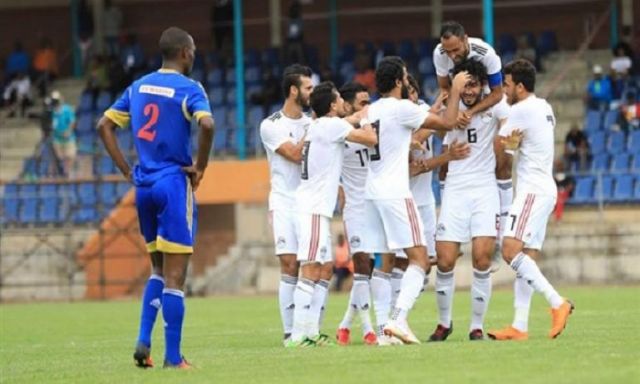 هاني أبوريدة يهنئ لاعبي المنتخب بعد الفوز على سوازيلاند