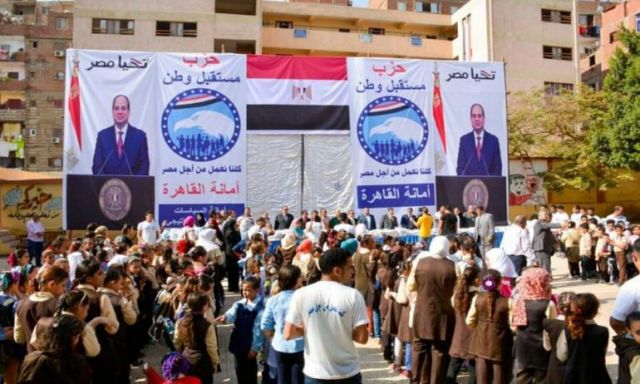 بالصور.. "مستقبل وطن" توزع 1500 حقيبة مدرسية للطلاب الأكثر احتياجا بمنشأة ناصر