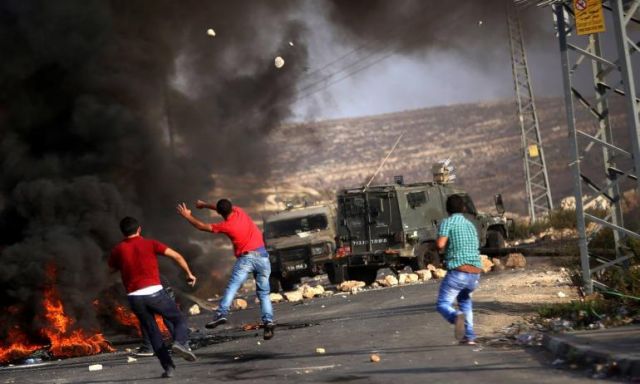 اشتباكات بين الفلسطينيين وقوات الاحتلال الإسرائيلي في بلدة سلواد قرب رام الله