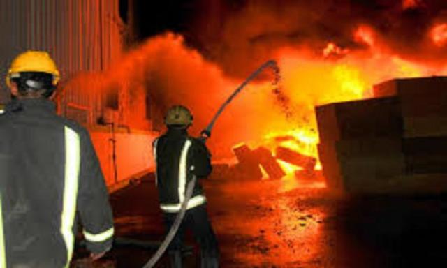 الحماية المدنية تسيطر على حريق بمخازن أدوات صحية بالعاشر من رمضان