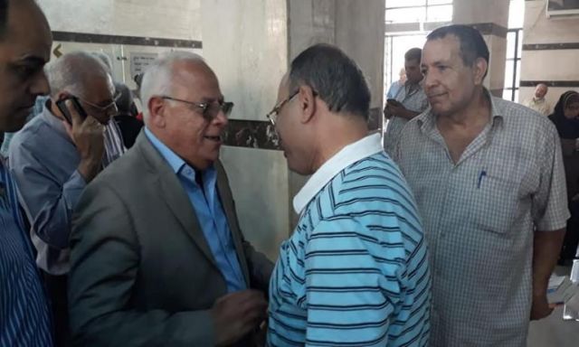 محافظ بورسعيد يتابع سير العمل في توزيع بطاقات صرف المنطقة الحرة