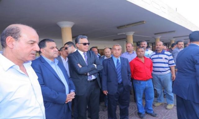وزير النقل يتفقد محطة سكك حديد بنها و يستقل قطار ”915” للإسكندرية