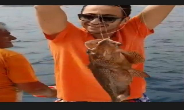 حمادة هلال يشارك جمهوره وهو يمارس هواية الصيد
