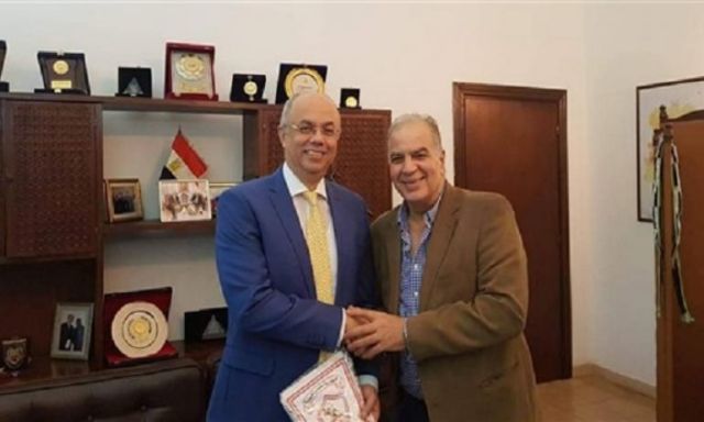 هاني زادة يهدي سفير مصر في كوت ديفوار درع وعلم الزمالك