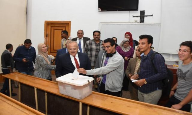 رئيس جامعة القاهرة يقوم بجولة مفاجئة لسير المرحلة الأولي لإنتخابات الطلاب