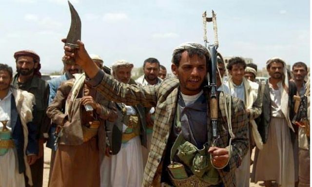 الحوثيون يشيدون الرقابة على عدد من الشخصيات بعد انشقاقات مسئولين