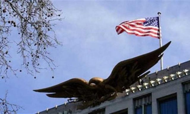 الخدمات الأمنية المعينة لتأمين السفارة الأمريكية تضبط طالب يلتقط صور للسفارة ونشرها على الفيس بوك