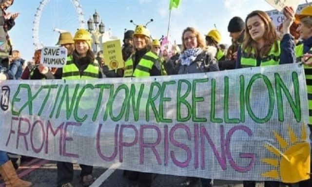 الشرطة البريطانية تعتقل 45 متظاهرا يطالبون الحكومة بتعديل سياساتها في التغير المناخي