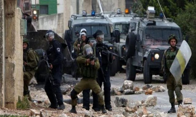 إصابة عشرات الطلاب والمعلمين الفلسطينيين إثر قصف الاحتلال لمدرستهم بالخليل