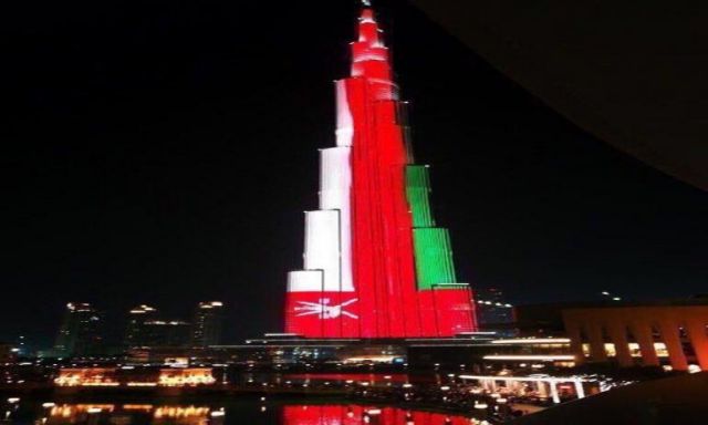 برج خليفة يتزين بألوان علم سلطنة عمان احتفالا باليوم الوطنى الـ 48