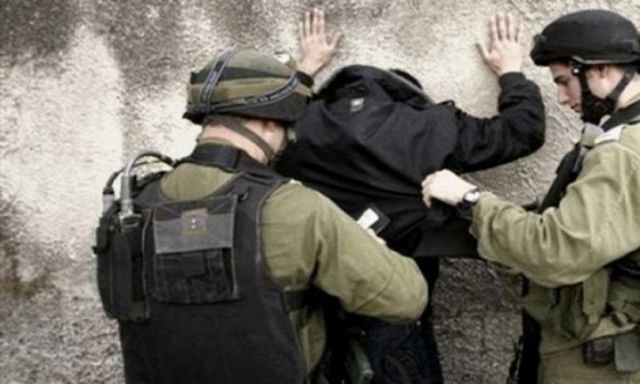 اعتقال 21 فلسطينيًا من الضفة الغربية
