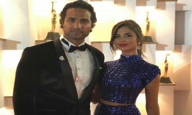 كريم فهمي وزوجته يخطفون الأنظار في افتتاح ”القاهرة السينمائي”