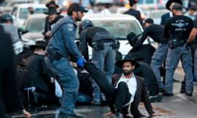 الشرطة الإسرائيلية تعتقل ٣٢ فلسطينيًا في القدس