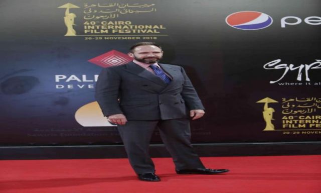 ريف فاينز يتسلم جائزة فاتن حمامة من القاهرة السينمائي في سابع أيام المهرجان