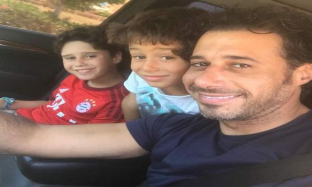 أحمد السعدني ينشر صورة بصحبة ابنيه ”عبدالله وياسين” ويعلق: الحبايب