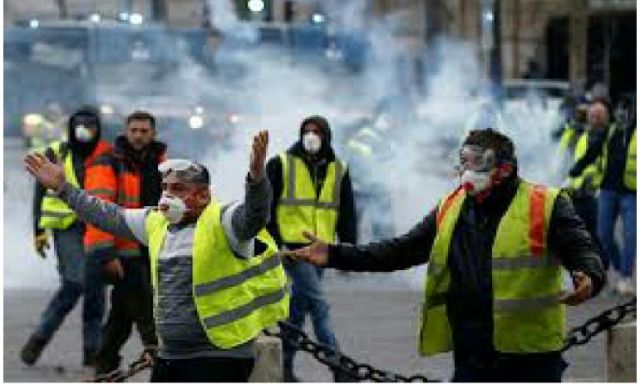 الفيس بوك يساهم في تأجيج مظاهرات السترات الصفراء في فرنسا