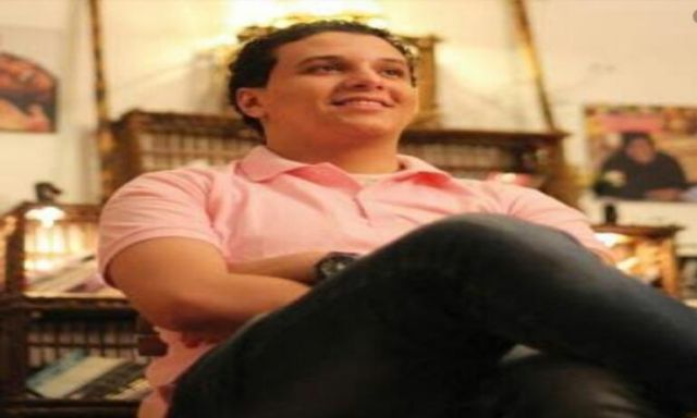 الشاعر الشاب مصطفى ناصر على مسرح الساقية