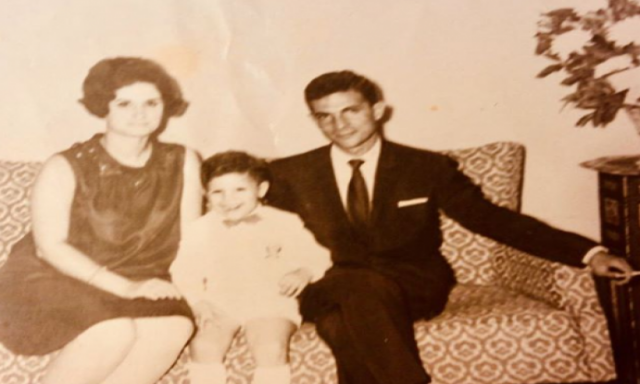 خالد الصاوي في صورة نادرة برفقة والديه منذ الطفولة