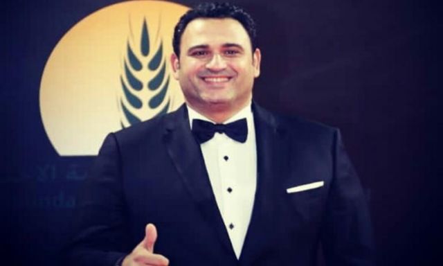 أكرم حسني يحصد جائزة أفضل فنان كوميدي عن فيلم ”البدلة”