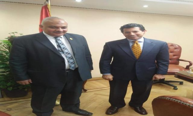 النائب حسن خليل يلتقي وزير الشباب والرياضة لاستكمال الملاعب المتوقفة بمركز إدفو