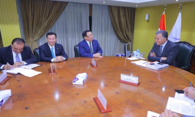 وزير النقل يلتقي وفد صيني لبحث الفرص الاستثمارية فى مجال السكك الحديدية
