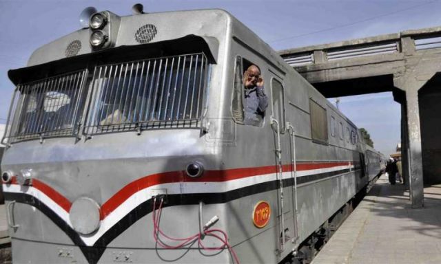 ضبط ” طفل ” قام  بإلقاء حجارة على  قطار الجيزة  الفيوم مما أدى لإصابة طفلتين من مستقلى القطار