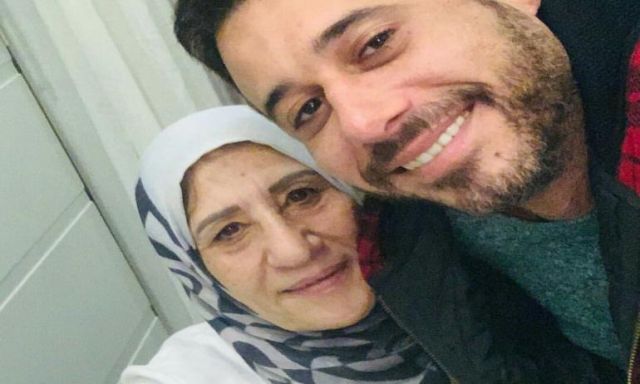 أحمد السعدني يحتفل مع والدته بعيد ميلادها