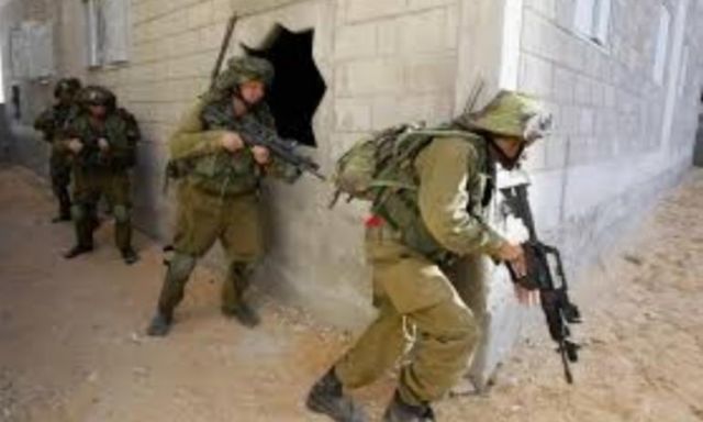 الجيش الإسرائيلي يعتقل ١٨ فلسطينيًا في الضفة الغربية