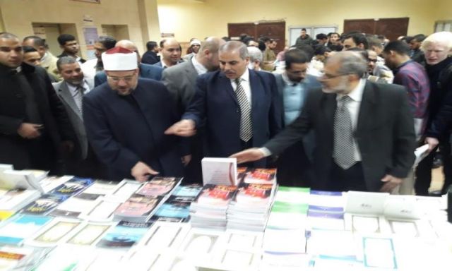 رئيس جامعة الأزهر يفتتح معرض الكتاب بكلية الدعوة