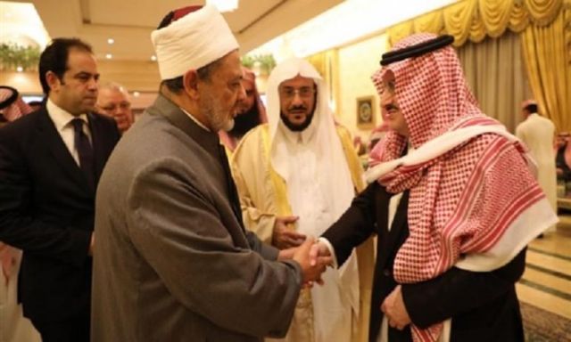شيخ الأزهر يقدم واجب العزاء لأسرة الأمير طلال بن عبد العزيز