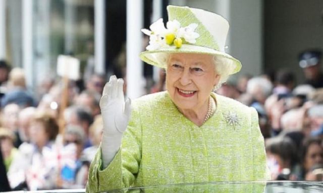 ”الملكة اليزابيث” تمنع إزالة زينة الميلاد حتى شهر فبراير المقبل.. اعرف السبب
