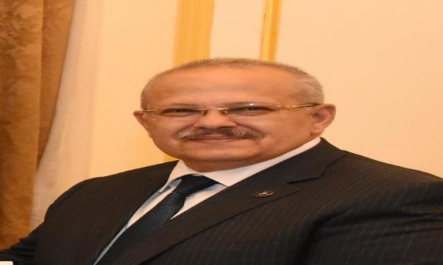 رئيس جامعة القاهرة يستعرض تقريرًا حول سير أعمال الفرع الدولي