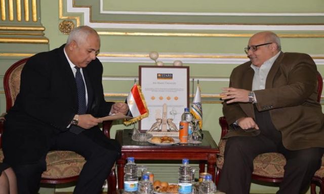 سفير مصر في سلطنة عمان بزيارة جامعة عين شمس