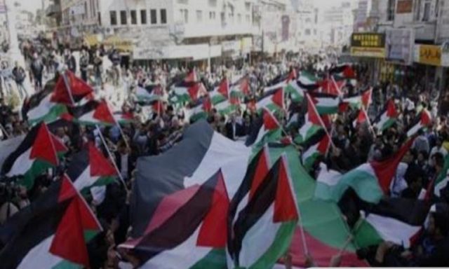 آلاف الفلسطينيين يتظاهرون في رام الله رفضا لقانون الضمان الاجتماعي