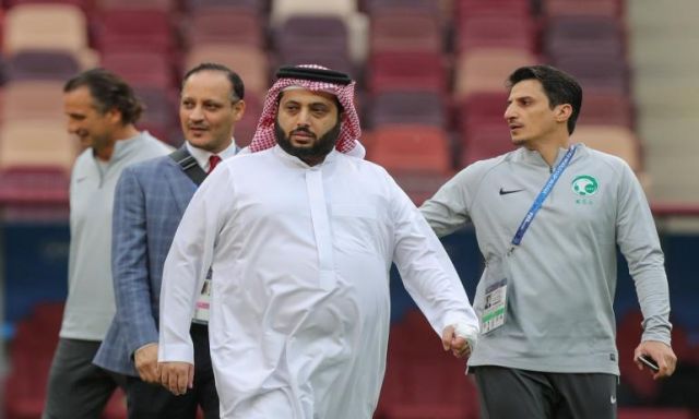 آل الشيخ يهدي جائزة الإبداع الرياضي لولي العهد السعودي
